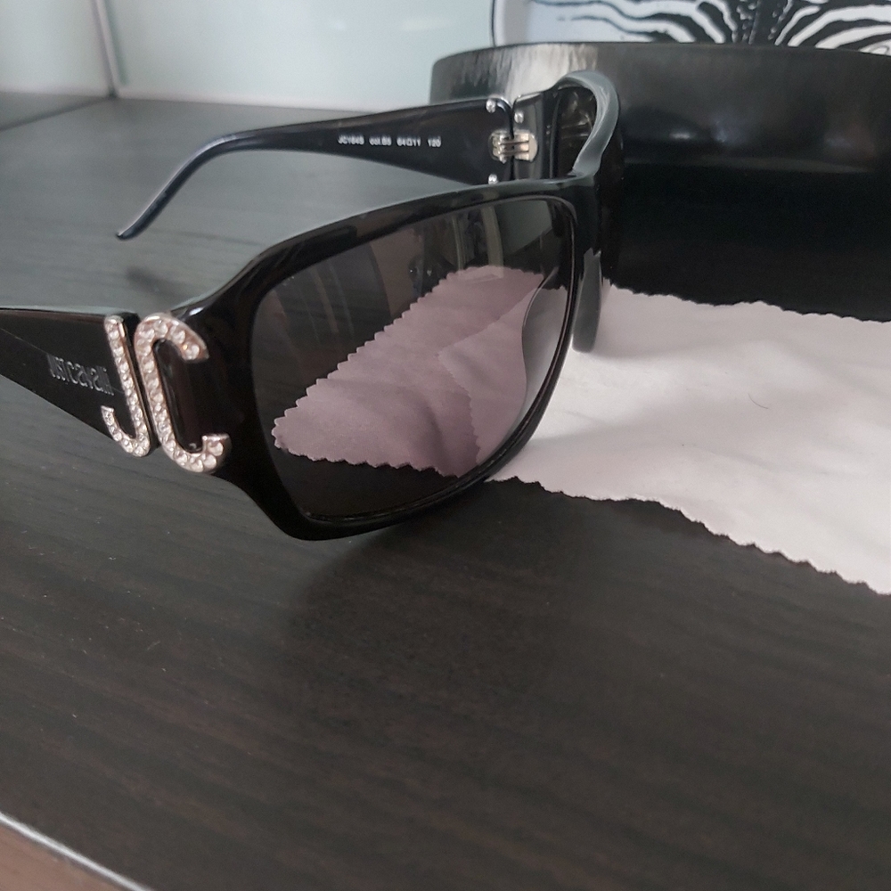 Gorgeous women Just Cavalli sunglasses - Picture 6 of 9